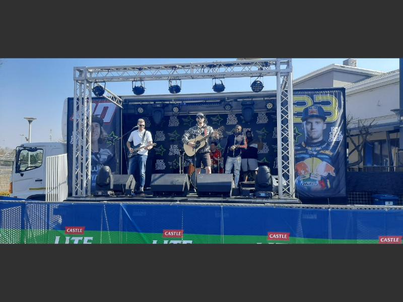 Live band (2) Live band (2)